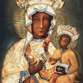 Zdjęcie nr 1: Obraz w kształcie stojącego prostokąta. W centrum kompozycji ukazana frontalnie, w popiersiu Matka Boska z Dzieciątkiem. Maria ukazana jako dojrzała kobieta o pociągłej twarzy, ciemnej karnacji, długim, prostym nosie i niewielkich ustach. Oczy skierowane na wprost. Na prawym policzku postaci widoczne dwie rysy. Maria na lewym ręku podtrzymuje siedzące Dzieciątko, prawą ręką, w której trzyma kwiat róży, wskazuje na nie. Matka Boska ubrana w złotą suknię oraz płaszcz w tym samym kolorze z nieco ciemniejszą podszewką, zarzucony na głowę. Obie szaty dekorowane brylantami i wykończone ciemnogranatową lamówką również wysadzaną kamieniami szlachetnymi. Pod szyją napis „TOTUS TUUS”. Na głowie Marii złota, kameryzowana korona w typie otwartym podtrzymywana przez parę aniołów. Z przodu napis „TOTUS TUUS” . Dzieciątko zwrócone w stronę Marii, w lewej ręce trzyma otwartą księgę w ciemnogranatowej oprawie dekorowanej złotym krzyżem, prawą ręką błogosławi. Postać ubrana jest w długą, bursztynową tunikę wykończoną granatową lamówką zdobioną kamieniami szlachetnymi. Na głowie Dzieciątka złota, kameryzowana korona w typie otwartym, podtrzymywana przez parę aniołów. Wokół głów Marii i Jezusa promieniste nimby. W tle, malowane en grisaille na ciemnoszarym tle sceny z życia Marii i Chrystusa: Zwiastowanie, Adoracja Dzieciątka, Naigrawanie i Biczowanie. W prawym, dolnym rogu obrazu sygnatura „WBMIK' 06”.