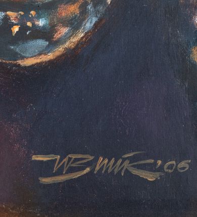 Zdjęcie nr 3: Obraz w kształcie stojącego prostokąta. W centrum kompozycji ukazana frontalnie, w popiersiu Matka Boska z Dzieciątkiem. Maria ukazana jako dojrzała kobieta o pociągłej twarzy, ciemnej karnacji, długim, prostym nosie i niewielkich ustach. Oczy skierowane na wprost. Na prawym policzku postaci widoczne dwie rysy. Maria na lewym ręku podtrzymuje siedzące Dzieciątko, prawą ręką, w której trzyma kwiat róży, wskazuje na nie. Matka Boska ubrana w złotą suknię oraz płaszcz w tym samym kolorze z nieco ciemniejszą podszewką, zarzucony na głowę. Obie szaty dekorowane brylantami i wykończone ciemnogranatową lamówką również wysadzaną kamieniami szlachetnymi. Pod szyją napis „TOTUS TUUS”. Na głowie Marii złota, kameryzowana korona w typie otwartym podtrzymywana przez parę aniołów. Z przodu napis „TOTUS TUUS” . Dzieciątko zwrócone w stronę Marii, w lewej ręce trzyma otwartą księgę w ciemnogranatowej oprawie dekorowanej złotym krzyżem, prawą ręką błogosławi. Postać ubrana jest w długą, bursztynową tunikę wykończoną granatową lamówką zdobioną kamieniami szlachetnymi. Na głowie Dzieciątka złota, kameryzowana korona w typie otwartym, podtrzymywana przez parę aniołów. Wokół głów Marii i Jezusa promieniste nimby. W tle, malowane en grisaille na ciemnoszarym tle sceny z życia Marii i Chrystusa: Zwiastowanie, Adoracja Dzieciątka, Naigrawanie i Biczowanie. W prawym, dolnym rogu obrazu sygnatura „WBMIK&#039; 06”.