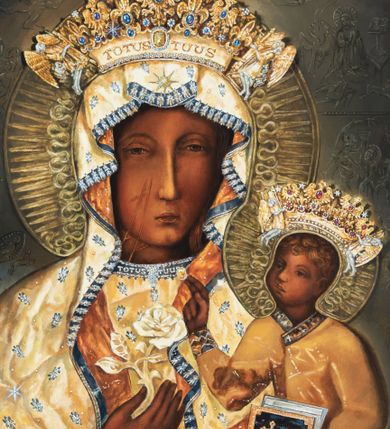 Zdjęcie nr 2: Obraz w kształcie stojącego prostokąta. W centrum kompozycji ukazana frontalnie, w popiersiu Matka Boska z Dzieciątkiem. Maria ukazana jako dojrzała kobieta o pociągłej twarzy, ciemnej karnacji, długim, prostym nosie i niewielkich ustach. Oczy skierowane na wprost. Na prawym policzku postaci widoczne dwie rysy. Maria na lewym ręku podtrzymuje siedzące Dzieciątko, prawą ręką, w której trzyma kwiat róży, wskazuje na nie. Matka Boska ubrana w złotą suknię oraz płaszcz w tym samym kolorze z nieco ciemniejszą podszewką, zarzucony na głowę. Obie szaty dekorowane brylantami i wykończone ciemnogranatową lamówką również wysadzaną kamieniami szlachetnymi. Pod szyją napis „TOTUS TUUS”. Na głowie Marii złota, kameryzowana korona w typie otwartym podtrzymywana przez parę aniołów. Z przodu napis „TOTUS TUUS” . Dzieciątko zwrócone w stronę Marii, w lewej ręce trzyma otwartą księgę w ciemnogranatowej oprawie dekorowanej złotym krzyżem, prawą ręką błogosławi. Postać ubrana jest w długą, bursztynową tunikę wykończoną granatową lamówką zdobioną kamieniami szlachetnymi. Na głowie Dzieciątka złota, kameryzowana korona w typie otwartym, podtrzymywana przez parę aniołów. Wokół głów Marii i Jezusa promieniste nimby. W tle, malowane en grisaille na ciemnoszarym tle sceny z życia Marii i Chrystusa: Zwiastowanie, Adoracja Dzieciątka, Naigrawanie i Biczowanie. W prawym, dolnym rogu obrazu sygnatura „WBMIK' 06”.