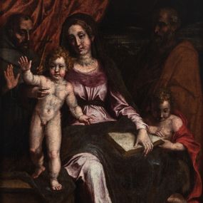 Zdjęcie nr 1: Obraz w formie stojącego prostokąta. Na pierwszym planie, w centrum siedzi na skrzyni Matka Boska, ukazana frontalnie, z głową skierowaną delikatnie w prawo. Lewą ręką przytrzymuje na kolanie otwartą księgę, prawą trzyma Dzieciątko, stojące po jej prawej na skrzyni. Twarz ma owalną, o pełnych policzkach, dużych, okrągłych oczach, łukowatych brwiach, długim nosie i małych, pełnych ustach; okoloną jasnobrązowymi włosami ukrytymi pod welonem. Wokół głowy nimb. Ubrana jest w jasnoróżową suknię, przepasaną w talii oraz brązowo-niebieski płaszcz zarzucony na głowę, opadający na ramiona i kolana. Dzieciątko ukazane frontalnie, w pozycji stojącej, w wykroku, unosi prawą ręką, lewą opuszcza w dół. Twarz ma owalną, o pełnych, zarumienionych policzkach, dużych, okrągłych oczach, krótkim nosie i małych, pełnych ustach; okoloną krótkimi, silnie kręconymi, jasnobrązowymi włosami. Wokół jego głowy gloria promienista. Dzieciątko ukazane jest jako nagie. Po lewej stronie Marii klęczy św. Jan Chrzciciel ukazany jako dziecko. Zwrócony jest w trzech czwartych w prawo, z pochyloną głową, ujmuje rękami księgę na kolanach Marii, którą czyta. Twarz ma owalną, o dużych, okrągłych oczach, krótkim nosie i małych, pełnych ustach; okoloną krótkimi, silnie kręconymi, jasnobrązowymi włosami. Wokół głowy nimb. Na ramiona i plecy ma narzucony czerwony płaszcz. Na drugim planie w lewej części obrazu ukazany św. Franciszek z Asyżu, zwrócony w trzech czwartych w lewo. Obie ręce ma uniesione, w lewej trzyma krzyżyk, prawą ma otwartą, ukazując stygmaty. Twarz ma szczupłą, o dużych, migdałowatych oczach, wąskim, długim nosie i pełnych ustach; okoloną krótką, ciemną brodą i włosami, z tonsurą. Wokół głowy ma nimb. Ubrany jest w brązowo-szary habit z kapturem. Na drugim planie w prawej części obrazu ukazany św. Józef, zwrócony w trzech czwartych w prawo, z prawą dłonią złożoną na piersi. Twarz ma szczupłą, o dojrzałych rysach, dużych oczach, garbatym nosie i pełnych ustach, okoloną krótkimi, siwymi brodą i włosami, z łysiną. Wokół głowy ma nimb. Ubrany jest w brunatną tunikę i jasnoczerwony płaszcz zarzucony na ramiona. W lewym górnym rogu obrazu, w tle podwieszona czerwona, fałdowana draperia, w prawym rogu w oddali widoczny pejzaż. W lewym dolnym rogu kompozycji, na skrzyni sygnatura: „IO&#039;. JACOBVS PANDV/LPHVS PISAVRE[N]SIS / PINGEBAT. M.D.C.X.I”. Obraz ujęty profilowaną i złoconą ramą. 
