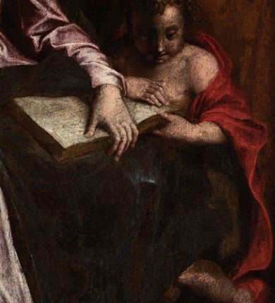 Zdjęcie nr 12: Obraz w formie stojącego prostokąta. Na pierwszym planie, w centrum siedzi na skrzyni Matka Boska, ukazana frontalnie, z głową skierowaną delikatnie w prawo. Lewą ręką przytrzymuje na kolanie otwartą księgę, prawą trzyma Dzieciątko, stojące po jej prawej na skrzyni. Twarz ma owalną, o pełnych policzkach, dużych, okrągłych oczach, łukowatych brwiach, długim nosie i małych, pełnych ustach; okoloną jasnobrązowymi włosami ukrytymi pod welonem. Wokół głowy nimb. Ubrana jest w jasnoróżową suknię, przepasaną w talii oraz brązowo-niebieski płaszcz zarzucony na głowę, opadający na ramiona i kolana. Dzieciątko ukazane frontalnie, w pozycji stojącej, w wykroku, unosi prawą ręką, lewą opuszcza w dół. Twarz ma owalną, o pełnych, zarumienionych policzkach, dużych, okrągłych oczach, krótkim nosie i małych, pełnych ustach; okoloną krótkimi, silnie kręconymi, jasnobrązowymi włosami. Wokół jego głowy gloria promienista. Dzieciątko ukazane jest jako nagie. Po lewej stronie Marii klęczy św. Jan Chrzciciel ukazany jako dziecko. Zwrócony jest w trzech czwartych w prawo, z pochyloną głową, ujmuje rękami księgę na kolanach Marii, którą czyta. Twarz ma owalną, o dużych, okrągłych oczach, krótkim nosie i małych, pełnych ustach; okoloną krótkimi, silnie kręconymi, jasnobrązowymi włosami. Wokół głowy nimb. Na ramiona i plecy ma narzucony czerwony płaszcz. Na drugim planie w lewej części obrazu ukazany św. Franciszek z Asyżu, zwrócony w trzech czwartych w lewo. Obie ręce ma uniesione, w lewej trzyma krzyżyk, prawą ma otwartą, ukazując stygmaty. Twarz ma szczupłą, o dużych, migdałowatych oczach, wąskim, długim nosie i pełnych ustach; okoloną krótką, ciemną brodą i włosami, z tonsurą. Wokół głowy ma nimb. Ubrany jest w brązowo-szary habit z kapturem. Na drugim planie w prawej części obrazu ukazany św. Józef, zwrócony w trzech czwartych w prawo, z prawą dłonią złożoną na piersi. Twarz ma szczupłą, o dojrzałych rysach, dużych oczach, garbatym nosie i pełnych ustach, okoloną krótkimi, siwymi brodą i włosami, z łysiną. Wokół głowy ma nimb. Ubrany jest w brunatną tunikę i jasnoczerwony płaszcz zarzucony na ramiona. W lewym górnym rogu obrazu, w tle podwieszona czerwona, fałdowana draperia, w prawym rogu w oddali widoczny pejzaż. W lewym dolnym rogu kompozycji, na skrzyni sygnatura: „IO'. JACOBVS PANDV/LPHVS PISAVRE[N]SIS / PINGEBAT. M.D.C.X.I”. Obraz ujęty profilowaną i złoconą ramą. 
