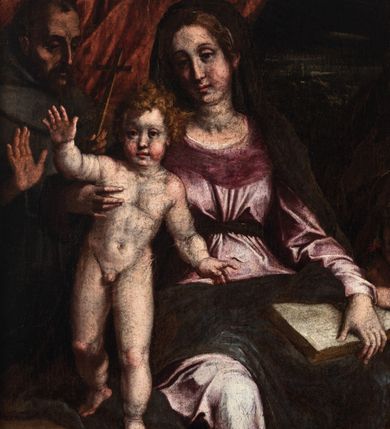 Zdjęcie nr 2: Obraz w formie stojącego prostokąta. Na pierwszym planie, w centrum siedzi na skrzyni Matka Boska, ukazana frontalnie, z głową skierowaną delikatnie w prawo. Lewą ręką przytrzymuje na kolanie otwartą księgę, prawą trzyma Dzieciątko, stojące po jej prawej na skrzyni. Twarz ma owalną, o pełnych policzkach, dużych, okrągłych oczach, łukowatych brwiach, długim nosie i małych, pełnych ustach; okoloną jasnobrązowymi włosami ukrytymi pod welonem. Wokół głowy nimb. Ubrana jest w jasnoróżową suknię, przepasaną w talii oraz brązowo-niebieski płaszcz zarzucony na głowę, opadający na ramiona i kolana. Dzieciątko ukazane frontalnie, w pozycji stojącej, w wykroku, unosi prawą ręką, lewą opuszcza w dół. Twarz ma owalną, o pełnych, zarumienionych policzkach, dużych, okrągłych oczach, krótkim nosie i małych, pełnych ustach; okoloną krótkimi, silnie kręconymi, jasnobrązowymi włosami. Wokół jego głowy gloria promienista. Dzieciątko ukazane jest jako nagie. Po lewej stronie Marii klęczy św. Jan Chrzciciel ukazany jako dziecko. Zwrócony jest w trzech czwartych w prawo, z pochyloną głową, ujmuje rękami księgę na kolanach Marii, którą czyta. Twarz ma owalną, o dużych, okrągłych oczach, krótkim nosie i małych, pełnych ustach; okoloną krótkimi, silnie kręconymi, jasnobrązowymi włosami. Wokół głowy nimb. Na ramiona i plecy ma narzucony czerwony płaszcz. Na drugim planie w lewej części obrazu ukazany św. Franciszek z Asyżu, zwrócony w trzech czwartych w lewo. Obie ręce ma uniesione, w lewej trzyma krzyżyk, prawą ma otwartą, ukazując stygmaty. Twarz ma szczupłą, o dużych, migdałowatych oczach, wąskim, długim nosie i pełnych ustach; okoloną krótką, ciemną brodą i włosami, z tonsurą. Wokół głowy ma nimb. Ubrany jest w brązowo-szary habit z kapturem. Na drugim planie w prawej części obrazu ukazany św. Józef, zwrócony w trzech czwartych w prawo, z prawą dłonią złożoną na piersi. Twarz ma szczupłą, o dojrzałych rysach, dużych oczach, garbatym nosie i pełnych ustach, okoloną krótkimi, siwymi brodą i włosami, z łysiną. Wokół głowy ma nimb. Ubrany jest w brunatną tunikę i jasnoczerwony płaszcz zarzucony na ramiona. W lewym górnym rogu obrazu, w tle podwieszona czerwona, fałdowana draperia, w prawym rogu w oddali widoczny pejzaż. W lewym dolnym rogu kompozycji, na skrzyni sygnatura: „IO&#039;. JACOBVS PANDV/LPHVS PISAVRE[N]SIS / PINGEBAT. M.D.C.X.I”. Obraz ujęty profilowaną i złoconą ramą. 
