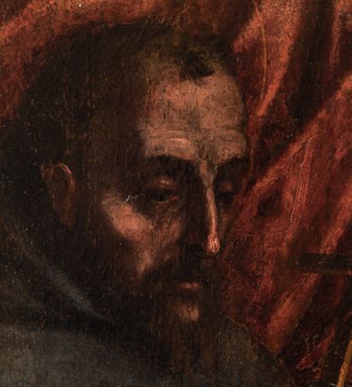 Zdjęcie nr 11: Obraz w formie stojącego prostokąta. Na pierwszym planie, w centrum siedzi na skrzyni Matka Boska, ukazana frontalnie, z głową skierowaną delikatnie w prawo. Lewą ręką przytrzymuje na kolanie otwartą księgę, prawą trzyma Dzieciątko, stojące po jej prawej na skrzyni. Twarz ma owalną, o pełnych policzkach, dużych, okrągłych oczach, łukowatych brwiach, długim nosie i małych, pełnych ustach; okoloną jasnobrązowymi włosami ukrytymi pod welonem. Wokół głowy nimb. Ubrana jest w jasnoróżową suknię, przepasaną w talii oraz brązowo-niebieski płaszcz zarzucony na głowę, opadający na ramiona i kolana. Dzieciątko ukazane frontalnie, w pozycji stojącej, w wykroku, unosi prawą ręką, lewą opuszcza w dół. Twarz ma owalną, o pełnych, zarumienionych policzkach, dużych, okrągłych oczach, krótkim nosie i małych, pełnych ustach; okoloną krótkimi, silnie kręconymi, jasnobrązowymi włosami. Wokół jego głowy gloria promienista. Dzieciątko ukazane jest jako nagie. Po lewej stronie Marii klęczy św. Jan Chrzciciel ukazany jako dziecko. Zwrócony jest w trzech czwartych w prawo, z pochyloną głową, ujmuje rękami księgę na kolanach Marii, którą czyta. Twarz ma owalną, o dużych, okrągłych oczach, krótkim nosie i małych, pełnych ustach; okoloną krótkimi, silnie kręconymi, jasnobrązowymi włosami. Wokół głowy nimb. Na ramiona i plecy ma narzucony czerwony płaszcz. Na drugim planie w lewej części obrazu ukazany św. Franciszek z Asyżu, zwrócony w trzech czwartych w lewo. Obie ręce ma uniesione, w lewej trzyma krzyżyk, prawą ma otwartą, ukazując stygmaty. Twarz ma szczupłą, o dużych, migdałowatych oczach, wąskim, długim nosie i pełnych ustach; okoloną krótką, ciemną brodą i włosami, z tonsurą. Wokół głowy ma nimb. Ubrany jest w brązowo-szary habit z kapturem. Na drugim planie w prawej części obrazu ukazany św. Józef, zwrócony w trzech czwartych w prawo, z prawą dłonią złożoną na piersi. Twarz ma szczupłą, o dojrzałych rysach, dużych oczach, garbatym nosie i pełnych ustach, okoloną krótkimi, siwymi brodą i włosami, z łysiną. Wokół głowy ma nimb. Ubrany jest w brunatną tunikę i jasnoczerwony płaszcz zarzucony na ramiona. W lewym górnym rogu obrazu, w tle podwieszona czerwona, fałdowana draperia, w prawym rogu w oddali widoczny pejzaż. W lewym dolnym rogu kompozycji, na skrzyni sygnatura: „IO'. JACOBVS PANDV/LPHVS PISAVRE[N]SIS / PINGEBAT. M.D.C.X.I”. Obraz ujęty profilowaną i złoconą ramą. 
