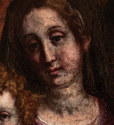 Zdjęcie nr 9: Obraz w formie stojącego prostokąta. Na pierwszym planie, w centrum siedzi na skrzyni Matka Boska, ukazana frontalnie, z głową skierowaną delikatnie w prawo. Lewą ręką przytrzymuje na kolanie otwartą księgę, prawą trzyma Dzieciątko, stojące po jej prawej na skrzyni. Twarz ma owalną, o pełnych policzkach, dużych, okrągłych oczach, łukowatych brwiach, długim nosie i małych, pełnych ustach; okoloną jasnobrązowymi włosami ukrytymi pod welonem. Wokół głowy nimb. Ubrana jest w jasnoróżową suknię, przepasaną w talii oraz brązowo-niebieski płaszcz zarzucony na głowę, opadający na ramiona i kolana. Dzieciątko ukazane frontalnie, w pozycji stojącej, w wykroku, unosi prawą ręką, lewą opuszcza w dół. Twarz ma owalną, o pełnych, zarumienionych policzkach, dużych, okrągłych oczach, krótkim nosie i małych, pełnych ustach; okoloną krótkimi, silnie kręconymi, jasnobrązowymi włosami. Wokół jego głowy gloria promienista. Dzieciątko ukazane jest jako nagie. Po lewej stronie Marii klęczy św. Jan Chrzciciel ukazany jako dziecko. Zwrócony jest w trzech czwartych w prawo, z pochyloną głową, ujmuje rękami księgę na kolanach Marii, którą czyta. Twarz ma owalną, o dużych, okrągłych oczach, krótkim nosie i małych, pełnych ustach; okoloną krótkimi, silnie kręconymi, jasnobrązowymi włosami. Wokół głowy nimb. Na ramiona i plecy ma narzucony czerwony płaszcz. Na drugim planie w lewej części obrazu ukazany św. Franciszek z Asyżu, zwrócony w trzech czwartych w lewo. Obie ręce ma uniesione, w lewej trzyma krzyżyk, prawą ma otwartą, ukazując stygmaty. Twarz ma szczupłą, o dużych, migdałowatych oczach, wąskim, długim nosie i pełnych ustach; okoloną krótką, ciemną brodą i włosami, z tonsurą. Wokół głowy ma nimb. Ubrany jest w brązowo-szary habit z kapturem. Na drugim planie w prawej części obrazu ukazany św. Józef, zwrócony w trzech czwartych w prawo, z prawą dłonią złożoną na piersi. Twarz ma szczupłą, o dojrzałych rysach, dużych oczach, garbatym nosie i pełnych ustach, okoloną krótkimi, siwymi brodą i włosami, z łysiną. Wokół głowy ma nimb. Ubrany jest w brunatną tunikę i jasnoczerwony płaszcz zarzucony na ramiona. W lewym górnym rogu obrazu, w tle podwieszona czerwona, fałdowana draperia, w prawym rogu w oddali widoczny pejzaż. W lewym dolnym rogu kompozycji, na skrzyni sygnatura: „IO'. JACOBVS PANDV/LPHVS PISAVRE[N]SIS / PINGEBAT. M.D.C.X.I”. Obraz ujęty profilowaną i złoconą ramą. 
