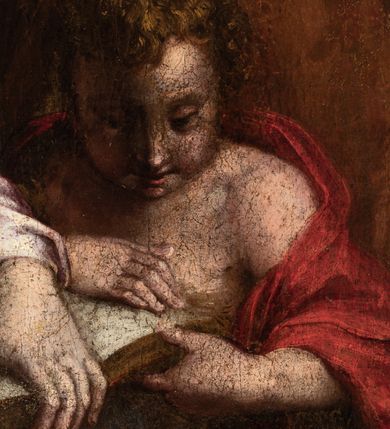 Zdjęcie nr 4: Obraz w formie stojącego prostokąta. Na pierwszym planie, w centrum siedzi na skrzyni Matka Boska, ukazana frontalnie, z głową skierowaną delikatnie w prawo. Lewą ręką przytrzymuje na kolanie otwartą księgę, prawą trzyma Dzieciątko, stojące po jej prawej na skrzyni. Twarz ma owalną, o pełnych policzkach, dużych, okrągłych oczach, łukowatych brwiach, długim nosie i małych, pełnych ustach; okoloną jasnobrązowymi włosami ukrytymi pod welonem. Wokół głowy nimb. Ubrana jest w jasnoróżową suknię, przepasaną w talii oraz brązowo-niebieski płaszcz zarzucony na głowę, opadający na ramiona i kolana. Dzieciątko ukazane frontalnie, w pozycji stojącej, w wykroku, unosi prawą ręką, lewą opuszcza w dół. Twarz ma owalną, o pełnych, zarumienionych policzkach, dużych, okrągłych oczach, krótkim nosie i małych, pełnych ustach; okoloną krótkimi, silnie kręconymi, jasnobrązowymi włosami. Wokół jego głowy gloria promienista. Dzieciątko ukazane jest jako nagie. Po lewej stronie Marii klęczy św. Jan Chrzciciel ukazany jako dziecko. Zwrócony jest w trzech czwartych w prawo, z pochyloną głową, ujmuje rękami księgę na kolanach Marii, którą czyta. Twarz ma owalną, o dużych, okrągłych oczach, krótkim nosie i małych, pełnych ustach; okoloną krótkimi, silnie kręconymi, jasnobrązowymi włosami. Wokół głowy nimb. Na ramiona i plecy ma narzucony czerwony płaszcz. Na drugim planie w lewej części obrazu ukazany św. Franciszek z Asyżu, zwrócony w trzech czwartych w lewo. Obie ręce ma uniesione, w lewej trzyma krzyżyk, prawą ma otwartą, ukazując stygmaty. Twarz ma szczupłą, o dużych, migdałowatych oczach, wąskim, długim nosie i pełnych ustach; okoloną krótką, ciemną brodą i włosami, z tonsurą. Wokół głowy ma nimb. Ubrany jest w brązowo-szary habit z kapturem. Na drugim planie w prawej części obrazu ukazany św. Józef, zwrócony w trzech czwartych w prawo, z prawą dłonią złożoną na piersi. Twarz ma szczupłą, o dojrzałych rysach, dużych oczach, garbatym nosie i pełnych ustach, okoloną krótkimi, siwymi brodą i włosami, z łysiną. Wokół głowy ma nimb. Ubrany jest w brunatną tunikę i jasnoczerwony płaszcz zarzucony na ramiona. W lewym górnym rogu obrazu, w tle podwieszona czerwona, fałdowana draperia, w prawym rogu w oddali widoczny pejzaż. W lewym dolnym rogu kompozycji, na skrzyni sygnatura: „IO'. JACOBVS PANDV/LPHVS PISAVRE[N]SIS / PINGEBAT. M.D.C.X.I”. Obraz ujęty profilowaną i złoconą ramą. 
