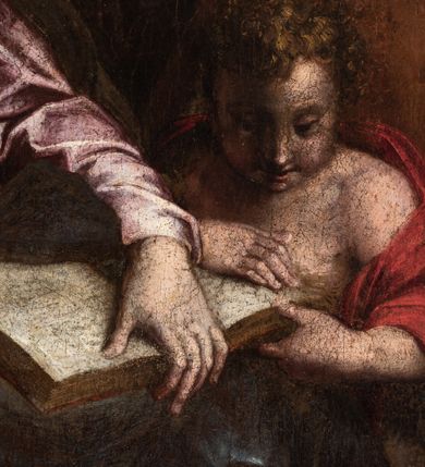 Zdjęcie nr 13: Obraz w formie stojącego prostokąta. Na pierwszym planie, w centrum siedzi na skrzyni Matka Boska, ukazana frontalnie, z głową skierowaną delikatnie w prawo. Lewą ręką przytrzymuje na kolanie otwartą księgę, prawą trzyma Dzieciątko, stojące po jej prawej na skrzyni. Twarz ma owalną, o pełnych policzkach, dużych, okrągłych oczach, łukowatych brwiach, długim nosie i małych, pełnych ustach; okoloną jasnobrązowymi włosami ukrytymi pod welonem. Wokół głowy nimb. Ubrana jest w jasnoróżową suknię, przepasaną w talii oraz brązowo-niebieski płaszcz zarzucony na głowę, opadający na ramiona i kolana. Dzieciątko ukazane frontalnie, w pozycji stojącej, w wykroku, unosi prawą ręką, lewą opuszcza w dół. Twarz ma owalną, o pełnych, zarumienionych policzkach, dużych, okrągłych oczach, krótkim nosie i małych, pełnych ustach; okoloną krótkimi, silnie kręconymi, jasnobrązowymi włosami. Wokół jego głowy gloria promienista. Dzieciątko ukazane jest jako nagie. Po lewej stronie Marii klęczy św. Jan Chrzciciel ukazany jako dziecko. Zwrócony jest w trzech czwartych w prawo, z pochyloną głową, ujmuje rękami księgę na kolanach Marii, którą czyta. Twarz ma owalną, o dużych, okrągłych oczach, krótkim nosie i małych, pełnych ustach; okoloną krótkimi, silnie kręconymi, jasnobrązowymi włosami. Wokół głowy nimb. Na ramiona i plecy ma narzucony czerwony płaszcz. Na drugim planie w lewej części obrazu ukazany św. Franciszek z Asyżu, zwrócony w trzech czwartych w lewo. Obie ręce ma uniesione, w lewej trzyma krzyżyk, prawą ma otwartą, ukazując stygmaty. Twarz ma szczupłą, o dużych, migdałowatych oczach, wąskim, długim nosie i pełnych ustach; okoloną krótką, ciemną brodą i włosami, z tonsurą. Wokół głowy ma nimb. Ubrany jest w brązowo-szary habit z kapturem. Na drugim planie w prawej części obrazu ukazany św. Józef, zwrócony w trzech czwartych w prawo, z prawą dłonią złożoną na piersi. Twarz ma szczupłą, o dojrzałych rysach, dużych oczach, garbatym nosie i pełnych ustach, okoloną krótkimi, siwymi brodą i włosami, z łysiną. Wokół głowy ma nimb. Ubrany jest w brunatną tunikę i jasnoczerwony płaszcz zarzucony na ramiona. W lewym górnym rogu obrazu, w tle podwieszona czerwona, fałdowana draperia, w prawym rogu w oddali widoczny pejzaż. W lewym dolnym rogu kompozycji, na skrzyni sygnatura: „IO&#039;. JACOBVS PANDV/LPHVS PISAVRE[N]SIS / PINGEBAT. M.D.C.X.I”. Obraz ujęty profilowaną i złoconą ramą. 
