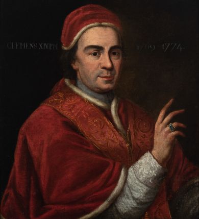 Zdjęcie nr 1: Obraz w kształcie stojącego prostokąta, w drewnianej profilowanej ramie. Ukazuje papieża do pasa, w trzech czwartych, zwróconego w lewo, z prawa ręka uniesioną w geście błogosławieństwa. Jego twarz jest podłużna, oczy migdałowate podkreślone czarnymi brwiami, nos prosty, usta zamknięte, zaczerwienione, na głowie camaro. Ubrany w białą albę lub komżę, futrzany czerwony mucet i szeroką, przewiązaną na piersi stułę. Na palcu widoczny jest pierścień z niebieskim kamieniem szlachetnym. W lewym górnym narożu napis: &quot;CLEMENS XIV. P[ONTIFEX] M[AXIMUS] / 1769-1774&quot;. Na odwrocie kartka z napisem &quot;Ze zbiorów księcia Kardynała Puzyny&quot;.
