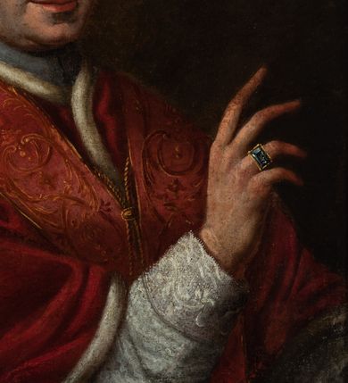 Zdjęcie nr 3: Obraz w kształcie stojącego prostokąta, w drewnianej profilowanej ramie. Ukazuje papieża do pasa, w trzech czwartych, zwróconego w lewo, z prawa ręka uniesioną w geście błogosławieństwa. Jego twarz jest podłużna, oczy migdałowate podkreślone czarnymi brwiami, nos prosty, usta zamknięte, zaczerwienione, na głowie camaro. Ubrany w białą albę lub komżę, futrzany czerwony mucet i szeroką, przewiązaną na piersi stułę. Na palcu widoczny jest pierścień z niebieskim kamieniem szlachetnym. W lewym górnym narożu napis: &quot;CLEMENS XIV. P[ONTIFEX] M[AXIMUS] / 1769-1774&quot;. Na odwrocie kartka z napisem &quot;Ze zbiorów księcia Kardynała Puzyny&quot;.
