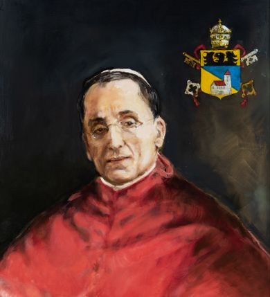 Zdjęcie nr 1: Obraz w kształcie stojącego prostokąta, w drewnianej ramie. Papież ukazany na nieokreślonym tle do pasa, w trzech czwartych, zwrócony w prawo. Widocznymi częściami ubioru są czerwony mucet; biała piuska. W prawym górnym rogu herb papieża zwieńczony tiarą, z podłożonymi pod tarczę kluczami (złotym i srebrnym) z przewleczonym purpurowym sznurem. W prawym dolnym rogu sygnatura „P(aweł) Kormholz”, z tyłu napis „P(aweł) Kromholz / 2017 / Poznań”. 

