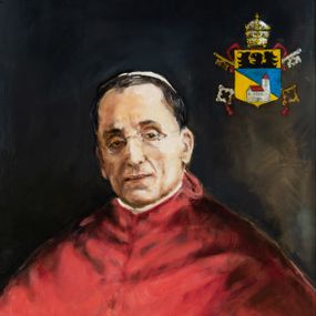 Zdjęcie nr 1: Obraz w kształcie stojącego prostokąta, w drewnianej ramie. Papież ukazany na nieokreślonym tle do pasa, w trzech czwartych, zwrócony w prawo. Widocznymi częściami ubioru są czerwony mucet; biała piuska. W prawym górnym rogu herb papieża zwieńczony tiarą, z podłożonymi pod tarczę kluczami (złotym i srebrnym) z przewleczonym purpurowym sznurem. W prawym dolnym rogu sygnatura „P(aweł) Kormholz”, z tyłu napis „P(aweł) Kromholz / 2017 / Poznań”. 

