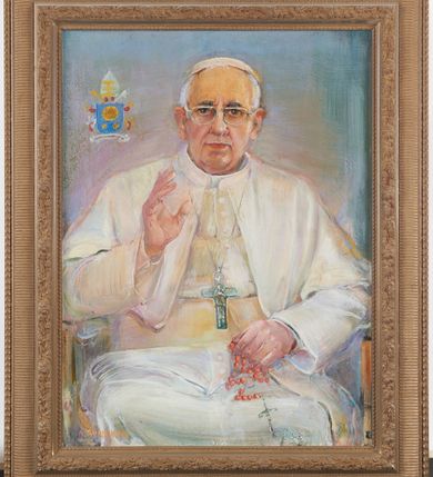 Zdjęcie nr 1: Obraz w kształcie stojącego prostokąta, ujęty profilowaną i złoconą ramą. W centrum kompozycji przedstawienie papieża Franciszka ukazanego frontalnie, w pozycji siedzącej w ujęciu do kolan. Postać ze wzrokiem skierowanym na wprost, prawą ręką wykonuje gest błogosławieństwa, w lewej złożonej na kolanach trzyma różaniec o jasnoczerwonych koralach. Franciszek ukazany w biały stroju papieskim z piuską a głowie i pektorałem na piersi. Na nosie okulary w cienkich, metalowych oprawkach. Tło obrazu pastelowe w odcieniach błękitu i fioletu. W lewym, górnym rogu obrazu herb papieża Franciszka z sentencją „MISERANDO ATQUE ELIGENDO”. W lewym dolnym rogu obrazu sygnatura „A(NTONI) GÓRNIK (2)014”. Kolorystyka dzieła utrzymana w jasnych, pastelowych odcieniach.

