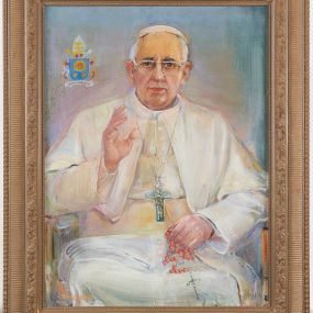 Zdjęcie nr 1: Obraz w kształcie stojącego prostokąta, ujęty profilowaną i złoconą ramą. W centrum kompozycji przedstawienie papieża Franciszka ukazanego frontalnie, w pozycji siedzącej w ujęciu do kolan. Postać ze wzrokiem skierowanym na wprost, prawą ręką wykonuje gest błogosławieństwa, w lewej złożonej na kolanach trzyma różaniec o jasnoczerwonych koralach. Franciszek ukazany w biały stroju papieskim z piuską a głowie i pektorałem na piersi. Na nosie okulary w cienkich, metalowych oprawkach. Tło obrazu pastelowe w odcieniach błękitu i fioletu. W lewym, górnym rogu obrazu herb papieża Franciszka z sentencją „MISERANDO ATQUE ELIGENDO”. W lewym dolnym rogu obrazu sygnatura „A(NTONI) GÓRNIK (2)014”. Kolorystyka dzieła utrzymana w jasnych, pastelowych odcieniach.
