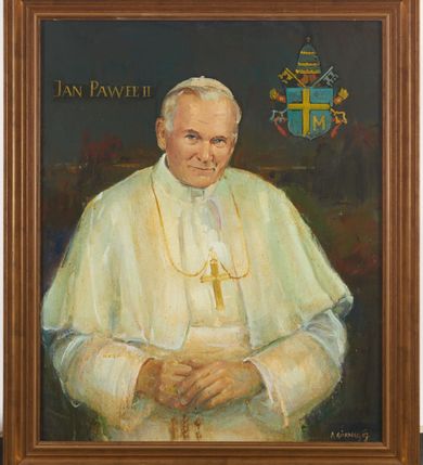 Zdjęcie nr 1: Obraz w kształcie stojącego prostokąta ujętego w drewnianą, profilowaną ramę. W centrum kompozycji, na jednolitym ciemnym tle ukazany frontalnie papież Jan Paweł II ujęty w popiersiu. Głowa pochylona nieznacznie do przodu i w lewo, ręce splecione na wysokości pasa, podtrzymujące różaniec. Wzrok postaci skierowany na wprost, usta w delikatnym uśmiechu. Papież ubrany w biały strój papieski z piuską na głowie i złotym pektorałem na piersi. W lewem górnym rogy obrazu napis „JAN PAWEŁ II”, po przeciwnej stronie herb papieski Jana Pawła II zwieńczony tiarą z podłożonymi pod tarczą dwoma kluczami. W prawym dolnym narożu kompozycji sygnatura „A(NTONI) GÓRNIK ’07”. Kolorystyka obrazu ciemna, stonowana.
