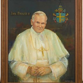 Zdjęcie nr 1: Obraz w kształcie stojącego prostokąta ujętego w drewnianą, profilowaną ramę. W centrum kompozycji, na jednolitym ciemnym tle ukazany frontalnie papież Jan Paweł II ujęty w popiersiu. Głowa pochylona nieznacznie do przodu i w lewo, ręce splecione na wysokości pasa, podtrzymujące różaniec. Wzrok postaci skierowany na wprost, usta w delikatnym uśmiechu. Papież ubrany w biały strój papieski z piuską na głowie i złotym pektorałem na piersi. W lewem górnym rogy obrazu napis „JAN PAWEŁ II”, po przeciwnej stronie herb papieski Jana Pawła II zwieńczony tiarą z podłożonymi pod tarczą dwoma kluczami. W prawym dolnym narożu kompozycji sygnatura „A(NTONI) GÓRNIK ’07”. Kolorystyka obrazu ciemna, stonowana.

