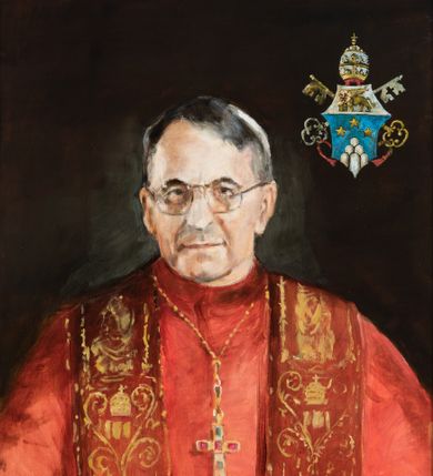 Zdjęcie nr 1: Obraz w kształcie stojącego prostokąta ujęty drewnianą, profilowaną ramą. W centrum kompozycji, na jednolitym, ciemnym tle ukazany frontalnie, w popiersiu papież Jan Paweł I. Wzrok skierowany na wprost. Papież jest ubrany w białą komżę, czerwony mucet oraz ciemnoczerwoną stułę dekorowaną złotym ornamentem. Na głowie biała piuska papieska, na szyi kameryzowany pektorał. Na nosie postaci okulary w cienkich, metalowych oprawkach. W prawym górnym rogu obrazu herb papieża Jana Pawła I zwieńczony tiarą, natomiast w prawym dolnym rogu sygnatura „P(aweł) Kromholz”. Na odwrociu napis „P(aweł) Kromholz / 2017 / Poznań”. Kolorystka obrazu ciemna, ograniczona do czerni, czerwieni, bieli i złota.
