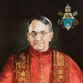 Zdjęcie nr 1: Obraz w kształcie stojącego prostokąta ujęty drewnianą, profilowaną ramą. W centrum kompozycji, na jednolitym, ciemnym tle ukazany frontalnie, w popiersiu papież Jan Paweł I. Wzrok skierowany na wprost. Papież jest ubrany w białą komżę, czerwony mucet oraz ciemnoczerwoną stułę dekorowaną złotym ornamentem. Na głowie biała piuska papieska, na szyi kameryzowany pektorał. Na nosie postaci okulary w cienkich, metalowych oprawkach. W prawym górnym rogu obrazu herb papieża Jana Pawła I zwieńczony tiarą, natomiast w prawym dolnym rogu sygnatura „P(aweł) Kromholz”. Na odwrociu napis „P(aweł) Kromholz / 2017 / Poznań”. Kolorystka obrazu ciemna, ograniczona do czerni, czerwieni, bieli i złota.
