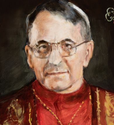 Zdjęcie nr 2: Obraz w kształcie stojącego prostokąta ujęty drewnianą, profilowaną ramą. W centrum kompozycji, na jednolitym, ciemnym tle ukazany frontalnie, w popiersiu papież Jan Paweł I. Wzrok skierowany na wprost. Papież jest ubrany w białą komżę, czerwony mucet oraz ciemnoczerwoną stułę dekorowaną złotym ornamentem. Na głowie biała piuska papieska, na szyi kameryzowany pektorał. Na nosie postaci okulary w cienkich, metalowych oprawkach. W prawym górnym rogu obrazu herb papieża Jana Pawła I zwieńczony tiarą, natomiast w prawym dolnym rogu sygnatura „P(aweł) Kromholz”. Na odwrociu napis „P(aweł) Kromholz / 2017 / Poznań”. Kolorystka obrazu ciemna, ograniczona do czerni, czerwieni, bieli i złota.
