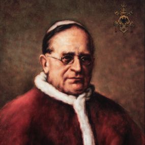 Zdjęcie nr 1: Obraz w kształcie stojącego prostokąta, w drewnianej ramie. Papież ukazany na nieokreślonym tle do pasa, w trzech czwartych, zwrócony w lewo. Ubrany w białą albę i czerwony futrzany mucet oraz piuskę na głowie. W prawym górnym rogu herb papieża. W lewym dolnym rogu sygnatura „Kop[iował] Szmania J[acek]. Na odwrociu napis „Jacek Szmania 2018 r[ok] Poznań”. 
