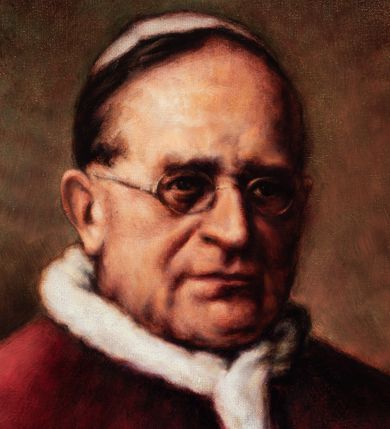 Zdjęcie nr 2: Obraz w kształcie stojącego prostokąta, w drewnianej ramie. Papież ukazany na nieokreślonym tle do pasa, w trzech czwartych, zwrócony w lewo. Ubrany w białą albę i czerwony futrzany mucet oraz piuskę na głowie. W prawym górnym rogu herb papieża. W lewym dolnym rogu sygnatura „Kop[iował] Szmania J[acek]. Na odwrociu napis „Jacek Szmania 2018 r[ok] Poznań”. 
