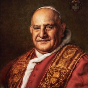 Zdjęcie nr 1: Obraz w kształcie stojącego prostokąta ukazuje papieża do pasa, z głową zwróconą frontalnie, a ciałem w trzech czwartych, w prawo. Twarz modelowana wyraziście, pełna, oddana realistycznie. Papież jest ubrany w futrzany mucet, wzorzystą stułę i piuskę na głowie. W prawym górnym rogu herb Jana XXIII z insygniami papieskimi.