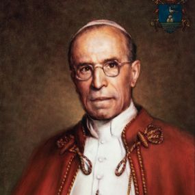 Zdjęcie nr 1: Obraz w formie stojącego prostokąta. W centrum papież ukazany w popiersiu, zwrócony w trzech czwartych w prawo. Twarz o cechach portretowych, z okularami. Na głowie ma białą piuskę. Ubrany jest w białą sutannę przewiązaną szerokim pasem, z białym mucetem zapiętym z przodu na rząd guzików. Na piersi ma zawieszony krzyż pektoralny. Na ramiona narzucony czerwony płaszcz, przy krawędzi obszyty dekoracyjnym sznurkiem, z wiązaniem przy szyi. Postać ukazana na cieniowanym brązowo-zielonym tle. W prawym górnym rogu obrazu herb papieża Piusa XII, w dolnym zaś sygnatura: „Szmania / J.” Na odwrocie obrazu napis: „ Jacek Szmania 2018 r. Poznań”. Obraz ujęty profilowaną i złoconą ramą. 





