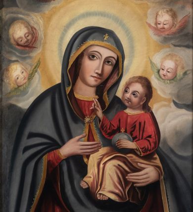 Zdjęcie nr 1: Obraz w kształcie stojącego prostokąta, ujęty złoconą, profilowaną ramą. W centrum kompozycji ukazana frontalnie, w popiersiu Matka Boska z Dzieciątkiem na tle obłoków, z których wyłaniają się uskrzydlone główki anielskie. Maria przedstawiona jako młoda kobieta z głową pochyloną w lewo. Na lewym ramieniu podtrzymuje siedzące Dzieciątko, prawą dłonią wskazuje na nie. Twarz Matki Boskiej owalna o dużych oczach i długim, prostym nosie. Włosy ciemnobrązowe, schowane pod granatowym płaszczem zarzuconym na głowę. Maria ubrana jest w czerwoną suknię z długimi rękawami wykończoną złotą lamówką oraz obszerny płaszcz spięty pod szyją ozdobną klamrą. Płaszcz wykończony jest złotą taśmą i dekorowany motywem złotego krzyża. Wokół głowy Marii widoczny jest żółto-niebieski nimb. Dzieciątko zwrócone w kierunku Matki Boskiej, ubrane w czerwoną tunikę z długimi rękawami wykończoną wąską, złota lamówką oraz złoty płaszcz. Prawą ręką wykonuje gest błogosławieństwa, lewą wspiera na jabłku królewskim. Spod szat widoczne są bose stopy Jezusa. Kolorystyka obrazu jasna, pastelowa. Na odwrociu napis: „KOPIA OBRAZU MATKI BOŻEJ / DZIEKANOWSKIEJ OFIAROWA- / NA W DNIU KORONACJI OBRA- / ZU SŁYNĄCEGO ŁASKAMI / JEM. KS(IĘDZU) KARDYNAŁOWI FRAN-/ CISZKOWI MACHARSKIEMU, ME- / TROPOLICIE KRAKOWSKIEMU / DZIEKANOWICE 29.09.1991”
