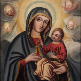 Zdjęcie nr 1: Obraz w kształcie stojącego prostokąta, ujęty złoconą, profilowaną ramą. W centrum kompozycji ukazana frontalnie, w popiersiu Matka Boska z Dzieciątkiem na tle obłoków, z których wyłaniają się uskrzydlone główki anielskie. Maria przedstawiona jako młoda kobieta z głową pochyloną w lewo. Na lewym ramieniu podtrzymuje siedzące Dzieciątko, prawą dłonią wskazuje na nie. Twarz Matki Boskiej owalna o dużych oczach i długim, prostym nosie. Włosy ciemnobrązowe, schowane pod granatowym płaszczem zarzuconym na głowę. Maria ubrana jest w czerwoną suknię z długimi rękawami wykończoną złotą lamówką oraz obszerny płaszcz spięty pod szyją ozdobną klamrą. Płaszcz wykończony jest złotą taśmą i dekorowany motywem złotego krzyża. Wokół głowy Marii widoczny jest żółto-niebieski nimb. Dzieciątko zwrócone w kierunku Matki Boskiej, ubrane w czerwoną tunikę z długimi rękawami wykończoną wąską, złota lamówką oraz złoty płaszcz. Prawą ręką wykonuje gest błogosławieństwa, lewą wspiera na jabłku królewskim. Spod szat widoczne są bose stopy Jezusa. Kolorystyka obrazu jasna, pastelowa. Na odwrociu napis: „KOPIA OBRAZU MATKI BOŻEJ / DZIEKANOWSKIEJ OFIAROWA- / NA W DNIU KORONACJI OBRA- / ZU SŁYNĄCEGO ŁASKAMI / JEM. KS(IĘDZU) KARDYNAŁOWI FRAN-/ CISZKOWI MACHARSKIEMU, ME- / TROPOLICIE KRAKOWSKIEMU / DZIEKANOWICE 29.09.1991”