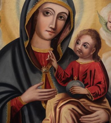 Zdjęcie nr 2: Obraz w kształcie stojącego prostokąta, ujęty złoconą, profilowaną ramą. W centrum kompozycji ukazana frontalnie, w popiersiu Matka Boska z Dzieciątkiem na tle obłoków, z których wyłaniają się uskrzydlone główki anielskie. Maria przedstawiona jako młoda kobieta z głową pochyloną w lewo. Na lewym ramieniu podtrzymuje siedzące Dzieciątko, prawą dłonią wskazuje na nie. Twarz Matki Boskiej owalna o dużych oczach i długim, prostym nosie. Włosy ciemnobrązowe, schowane pod granatowym płaszczem zarzuconym na głowę. Maria ubrana jest w czerwoną suknię z długimi rękawami wykończoną złotą lamówką oraz obszerny płaszcz spięty pod szyją ozdobną klamrą. Płaszcz wykończony jest złotą taśmą i dekorowany motywem złotego krzyża. Wokół głowy Marii widoczny jest żółto-niebieski nimb. Dzieciątko zwrócone w kierunku Matki Boskiej, ubrane w czerwoną tunikę z długimi rękawami wykończoną wąską, złota lamówką oraz złoty płaszcz. Prawą ręką wykonuje gest błogosławieństwa, lewą wspiera na jabłku królewskim. Spod szat widoczne są bose stopy Jezusa. Kolorystyka obrazu jasna, pastelowa. Na odwrociu napis: „KOPIA OBRAZU MATKI BOŻEJ / DZIEKANOWSKIEJ OFIAROWA- / NA W DNIU KORONACJI OBRA- / ZU SŁYNĄCEGO ŁASKAMI / JEM. KS(IĘDZU) KARDYNAŁOWI FRAN-/ CISZKOWI MACHARSKIEMU, ME- / TROPOLICIE KRAKOWSKIEMU / DZIEKANOWICE 29.09.1991”