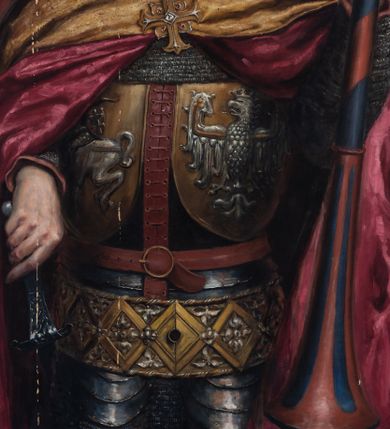 Zdjęcie nr 3: Obraz w formie stojącego prostokąta. W centrum Władysław Jagiełło ukazany do kolan, frontalnie, z głową skierowaną w prawo. Lewą ręką trzyma czerwono-niebieską kopię, prawą kładzie na rękojeści miecza przy boku. Twarz ma pociągłą, o zapadłych policzkach i wysokim czole, małych, migdałowatych oczach, krótkim, garbatym nosie i małych ustach. Włosy ma siwe i proste, sięgające ramion. Na głowie korona otwarta, kameryzowana. Ubrany jest w kolczugę i napierśnik zapięty czerwonym pasem, z dekoracją w postaci herbów Pogoń i Orzeł w koronie w partii piersi oraz pasa z dekoracją geometryczno-roślinną przy dolnej krawędzi. Przy prawym boku zawieszony miecz. Na ramiona ma narzucony malowany na złoto płaszcz, z czerwoną podszewką, zapięty pod szyją klamrą w formie krzyża liliowego. Postać ukazana na cieniowanym czerwono-bordowym tle. W lewym górnym rogu sygnatura: „Bąkowski / 96.” Obraz ujęty profilowaną i złoconą ramą. 