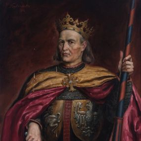 Zdjęcie nr 1: Obraz w formie stojącego prostokąta. W centrum Władysław Jagiełło ukazany do kolan, frontalnie, z głową skierowaną w prawo. Lewą ręką trzyma czerwono-niebieską kopię, prawą kładzie na rękojeści miecza przy boku. Twarz ma pociągłą, o zapadłych policzkach i wysokim czole, małych, migdałowatych oczach, krótkim, garbatym nosie i małych ustach. Włosy ma siwe i proste, sięgające ramion. Na głowie korona otwarta, kameryzowana. Ubrany jest w kolczugę i napierśnik zapięty czerwonym pasem, z dekoracją w postaci herbów Pogoń i Orzeł w koronie w partii piersi oraz pasa z dekoracją geometryczno-roślinną przy dolnej krawędzi. Przy prawym boku zawieszony miecz. Na ramiona ma narzucony malowany na złoto płaszcz, z czerwoną podszewką, zapięty pod szyją klamrą w formie krzyża liliowego. Postać ukazana na cieniowanym czerwono-bordowym tle. W lewym górnym rogu sygnatura: „Bąkowski / 96.” Obraz ujęty profilowaną i złoconą ramą. 