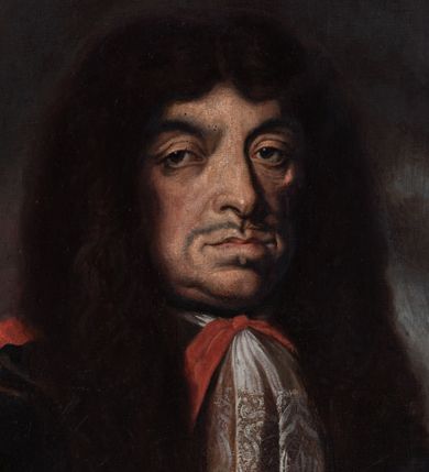 Zdjęcie nr 2: Portret Jana Kazimierza w ujęciu do kolan, zwróconego w trzech czwartych w lewo, ubranego w zbroję płytową, z widocznym pod szyją ozdobnym kołnierzem i orderem złotego runa; w peruce. W prawej ręce trzyma kij, lewą opiera na biodrze. Obok niego, na okrytym różową tkaniną blacie stoi hełm z zatkniętymi piórami. Tło nieokreślone, ciemne. 