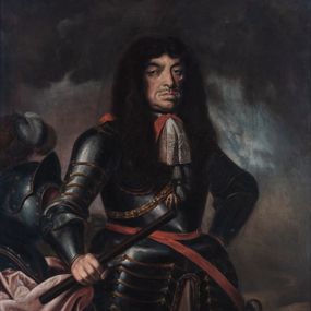 Zdjęcie nr 1: Portret Jana Kazimierza w ujęciu do kolan, zwróconego w trzech czwartych w lewo, ubranego w zbroję płytową, z widocznym pod szyją ozdobnym kołnierzem i orderem złotego runa; w peruce. W prawej ręce trzyma kij, lewą opiera na biodrze. Obok niego, na okrytym różową tkaniną blacie stoi hełm z zatkniętymi piórami. Tło nieokreślone, ciemne. 