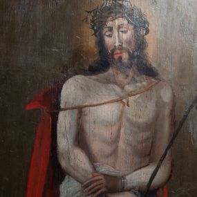 Zdjęcie nr 1: Obraz w kształcie stojącego prostokąta zamkniętego łukiem półkolistym. W centrum kompozycji przedstawiony Chrystus w typie Ecce Homo. Postać ukazana w pozycji stojącej, frontalnie z głową zwróconą nieznacznie w prawo. Ręce skrzyżowane na wysokości bioder, w prawej dłoni trzyma trzcinę. Chrystus przedstawiony jako młody mężczyzna o pociągłej twarzy, długich brązowych włosach i krótkim zaroście. Wzrok skierowany w dół. Na głowie Zbawiciela umieszczona cierniowa korona, a wokół niej świetlisty nimb. Tors nagi, wokół bioder udrapowane białe perizonium, na ramiona luźno narzucony czerwony płaszcz. Na drugim planie, z lewej strony kompozycji ukazany kamienny postument zwieńczony profilowanym gzymsem. Tło jednolite, ciemnobrązowe. 