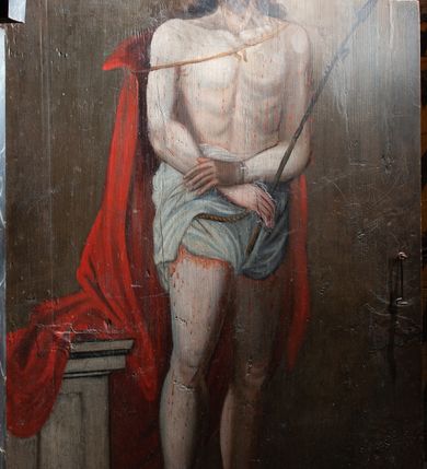 Zdjęcie nr 4: Obraz w kształcie stojącego prostokąta zamkniętego łukiem półkolistym. W centrum kompozycji przedstawiony Chrystus w typie Ecce Homo. Postać ukazana w pozycji stojącej, frontalnie z głową zwróconą nieznacznie w prawo. Ręce skrzyżowane na wysokości bioder, w prawej dłoni trzyma trzcinę. Chrystus przedstawiony jako młody mężczyzna o pociągłej twarzy, długich brązowych włosach i krótkim zaroście. Wzrok skierowany w dół. Na głowie Zbawiciela umieszczona cierniowa korona, a wokół niej świetlisty nimb. Tors nagi, wokół bioder udrapowane białe perizonium, na ramiona luźno narzucony czerwony płaszcz. Na drugim planie, z lewej strony kompozycji ukazany kamienny postument zwieńczony profilowanym gzymsem. Tło jednolite, ciemnobrązowe. 