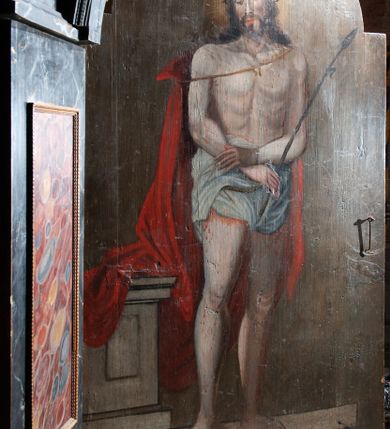 Zdjęcie nr 2: Obraz w kształcie stojącego prostokąta zamkniętego łukiem półkolistym. W centrum kompozycji przedstawiony Chrystus w typie Ecce Homo. Postać ukazana w pozycji stojącej, frontalnie z głową zwróconą nieznacznie w prawo. Ręce skrzyżowane na wysokości bioder, w prawej dłoni trzyma trzcinę. Chrystus przedstawiony jako młody mężczyzna o pociągłej twarzy, długich brązowych włosach i krótkim zaroście. Wzrok skierowany w dół. Na głowie Zbawiciela umieszczona cierniowa korona, a wokół niej świetlisty nimb. Tors nagi, wokół bioder udrapowane białe perizonium, na ramiona luźno narzucony czerwony płaszcz. Na drugim planie, z lewej strony kompozycji ukazany kamienny postument zwieńczony profilowanym gzymsem. Tło jednolite, ciemnobrązowe. 