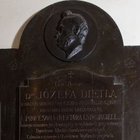 Zdjęcie nr 1: Epitafium w formie stojącego prostokąta, z uszkami, fazowanymi krawędziami bocznymi, zwieńczone łukiem półkolistym, nadwieszonym. W górnej części okrągły medalion z głową zmarłego, ukazanego z profilu, zwróconego w prawo i sygnaturą „M[ichał] Korpal”. W dolnej płyta z inskrypcją „Czci i Pamięci / D(okto)ra JÓZEFA DIETLA / KAWALERA ORDERÓW FRANCISZKA JÓZEFA I ŻELAZNEJ KORONY, / KOMANDORA ORDERU GRZEGORZA VII, / PROFESORA i REKTORA UNIW(ERSYTETU) JAGIELL(OŃSKIEGO), / którego staraniem język ojczysty w wykładach przywrócony, / Dyrektora Kliniki chorób wewnętrznych, / Członka czynnego i Dyrektora Wydziału przyrodn(iczego)  / Akademii Umiejętności w Krakowie, / Prezesa i Członka honorowego licznych Towarzystw lekarskich, / naukowych i humanitarnych w kraju i za granicą, / Wskrzesiciela zdrojowisk krajowych, / Autora wielu cennych dzieł lekarskich i pedagogicznych / i. t. d. i. t. d. / Posła na Sejm kraj(owy), Członka Izby Panów austr(yjackich) Rady Państwa, / pierwszego Prezydenta miasta Krakowa po objęciu samorządu, / Męża nieskazitelnego charakteru, wielkiej wiedzy i miłości / ojczyzny. / *1804. r(oku) †1878 r(oku) / WDZIĘCZNA RODZINA NAPIS TEN POŚWIĘCA.”
