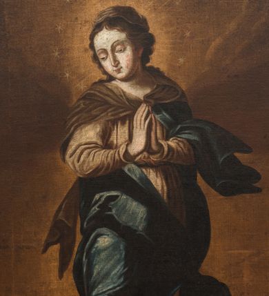 Zdjęcie nr 1: Obraz w kształcie stojącego prostokąta, w profilowanej, złoconej ramie zwieńczonej rokokowym grzebieniem, ukazuje stojącą na półksiężycu Matkę Boską. Maria przedstawiona jest frontalnie, w lekkim kontrapoście, z prawą nogą nieznacznie wysuniętą do przodu, z dłońmi złożonymi w geście modlitwy na wysokości piersi. Jej twarz zwrócona w prawo i ku dołowi jest owalna, nos długi, oczy lekko zmrużone, usta wąskie, pełne, włosy brązowe, kręcone, zaczesane do tyłu i opadające na ramiona. Ubrana jest w jasnobrązową suknię przepasaną na biodrach, niebieski, rozwiany płaszcz i ciemnobrązową chustę zarzuconą na plecy. Wokół jej rozświetlonej od tyłu głowy wieniec z gwiazd. Pod nogami Marii widoczna paszcza smoka. Tło ciemnobrązowe z widocznymi obłokami. 