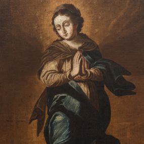 Zdjęcie nr 1: Obraz w kształcie stojącego prostokąta, w profilowanej, złoconej ramie zwieńczonej rokokowym grzebieniem, ukazuje stojącą na półksiężycu Matkę Boską. Maria przedstawiona jest frontalnie, w lekkim kontrapoście, z prawą nogą nieznacznie wysuniętą do przodu, z dłońmi złożonymi w geście modlitwy na wysokości piersi. Jej twarz zwrócona w prawo i ku dołowi jest owalna, nos długi, oczy lekko zmrużone, usta wąskie, pełne, włosy brązowe, kręcone, zaczesane do tyłu i opadające na ramiona. Ubrana jest w jasnobrązową suknię przepasaną na biodrach, niebieski, rozwiany płaszcz i ciemnobrązową chustę zarzuconą na plecy. Wokół jej rozświetlonej od tyłu głowy wieniec z gwiazd. Pod nogami Marii widoczna paszcza smoka. Tło ciemnobrązowe z widocznymi obłokami. 