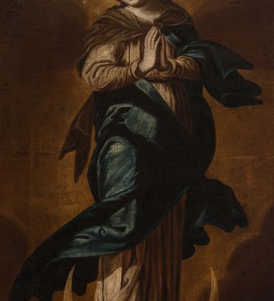 Zdjęcie nr 4: Obraz w kształcie stojącego prostokąta, w profilowanej, złoconej ramie zwieńczonej rokokowym grzebieniem, ukazuje stojącą na półksiężycu Matkę Boską. Maria przedstawiona jest frontalnie, w lekkim kontrapoście, z prawą nogą nieznacznie wysuniętą do przodu, z dłońmi złożonymi w geście modlitwy na wysokości piersi. Jej twarz zwrócona w prawo i ku dołowi jest owalna, nos długi, oczy lekko zmrużone, usta wąskie, pełne, włosy brązowe, kręcone, zaczesane do tyłu i opadające na ramiona. Ubrana jest w jasnobrązową suknię przepasaną na biodrach, niebieski, rozwiany płaszcz i ciemnobrązową chustę zarzuconą na plecy. Wokół jej rozświetlonej od tyłu głowy wieniec z gwiazd. Pod nogami Marii widoczna paszcza smoka. Tło ciemnobrązowe z widocznymi obłokami. 