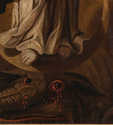 Zdjęcie nr 7: Obraz w kształcie stojącego prostokąta, w profilowanej, złoconej ramie zwieńczonej rokokowym grzebieniem, ukazuje stojącą na półksiężycu Matkę Boską. Maria przedstawiona jest frontalnie, w lekkim kontrapoście, z prawą nogą nieznacznie wysuniętą do przodu, z dłońmi złożonymi w geście modlitwy na wysokości piersi. Jej twarz zwrócona w prawo i ku dołowi jest owalna, nos długi, oczy lekko zmrużone, usta wąskie, pełne, włosy brązowe, kręcone, zaczesane do tyłu i opadające na ramiona. Ubrana jest w jasnobrązową suknię przepasaną na biodrach, niebieski, rozwiany płaszcz i ciemnobrązową chustę zarzuconą na plecy. Wokół jej rozświetlonej od tyłu głowy wieniec z gwiazd. Pod nogami Marii widoczna paszcza smoka. Tło ciemnobrązowe z widocznymi obłokami. 