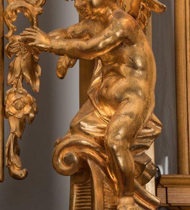 Zdjęcie nr 6: Na brązowym tle, z kolumną w lewej części kompozycji i lekko rozjaśnionymi obłokami, ukazany św. Jan Kanty klęczący przed siedzącą w chmurach Matką Boską z Dzieciątkiem i stojącym przed klęcznikiem aniołem. Święty spoczywa na klęczniku z otwartą księgą, ukazany jest w trzech czwartych, zwrócony w swoją lewą stronę, lewą ręką złożoną na piersi, a z prawą lekko uniesioną, z otwartą dłonią skierowaną w stronę Matki Boskiej. Jego twarz jest pociągła, oczy wydatne, uniesione w kierunku Marii. Jego nos jest długi, czoło wysokie, głowa okolona krótkimi, brązowymi włosami, a twarz krótką brodą z krótkimi wąsami. Wokół głowy aplikowana gloria z promieni o zróżnicowanej długości. Święty jest ubrany w długą uniwersytecką togę z białym plastronem. Maria ukazana frontalnie, w pozycji siedzącej, trzyma na kolanach stojące Dzieciątko. Jej twarz jest łagodna, oczy migdałowate, nos wydatny, usta drobne, włosy długie, brązowe, opadające na plecy. Ubrana w różową suknię i niebieski płaszcz okrywający ramiona i kolana. Jezus przedstawiony jest w trzech czwartych, niemal nagi, okryty z przodu i tyłu białą tkaniną, o twarzy okrągłej, z krótkimi włosami i pulchnej dziecięcej sylwecie. Nad głowami Marii i Jezusa utworzone ze złoconych promieni korony. Przed świętym stoi anioł, ukazany niemalże od tyłu, w pozycji stojącej, z lekko zgiętą lewą nogą. Ubrany jest w czerwoną, rozwianą, drobno marszczoną suknię, z głową zwróconą w kierunku świętego, z prawą ręką uniesioną, wskazuje palcem na Matkę Boską z Dzieciątkiem. Z obu stron Matki Boskiej uskrzydlone głowy aniołów wyłaniające się z obłoków. Obraz utrzymany w ciemnej tonacji kolorystycznej, z silnymi rozświetlonymi akcentami brązów, czerni, czerwieni i błękitów. Na odwrocie blachy wyryta inskrypcja: „Poninski 1778”. 