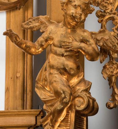 Zdjęcie nr 7: Na brązowym tle, z kolumną w lewej części kompozycji i lekko rozjaśnionymi obłokami, ukazany św. Jan Kanty klęczący przed siedzącą w chmurach Matką Boską z Dzieciątkiem i stojącym przed klęcznikiem aniołem. Święty spoczywa na klęczniku z otwartą księgą, ukazany jest w trzech czwartych, zwrócony w swoją lewą stronę, lewą ręką złożoną na piersi, a z prawą lekko uniesioną, z otwartą dłonią skierowaną w stronę Matki Boskiej. Jego twarz jest pociągła, oczy wydatne, uniesione w kierunku Marii. Jego nos jest długi, czoło wysokie, głowa okolona krótkimi, brązowymi włosami, a twarz krótką brodą z krótkimi wąsami. Wokół głowy aplikowana gloria z promieni o zróżnicowanej długości. Święty jest ubrany w długą uniwersytecką togę z białym plastronem. Maria ukazana frontalnie, w pozycji siedzącej, trzyma na kolanach stojące Dzieciątko. Jej twarz jest łagodna, oczy migdałowate, nos wydatny, usta drobne, włosy długie, brązowe, opadające na plecy. Ubrana w różową suknię i niebieski płaszcz okrywający ramiona i kolana. Jezus przedstawiony jest w trzech czwartych, niemal nagi, okryty z przodu i tyłu białą tkaniną, o twarzy okrągłej, z krótkimi włosami i pulchnej dziecięcej sylwecie. Nad głowami Marii i Jezusa utworzone ze złoconych promieni korony. Przed świętym stoi anioł, ukazany niemalże od tyłu, w pozycji stojącej, z lekko zgiętą lewą nogą. Ubrany jest w czerwoną, rozwianą, drobno marszczoną suknię, z głową zwróconą w kierunku świętego, z prawą ręką uniesioną, wskazuje palcem na Matkę Boską z Dzieciątkiem. Z obu stron Matki Boskiej uskrzydlone głowy aniołów wyłaniające się z obłoków. Obraz utrzymany w ciemnej tonacji kolorystycznej, z silnymi rozświetlonymi akcentami brązów, czerni, czerwieni i błękitów. Na odwrocie blachy wyryta inskrypcja: „Poninski 1778”. 