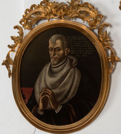 Zdjęcie nr 1: Obraz w kształcie owalu, w profilowanej ramie, zwieńczonej motywem rocaille&#039;a. Na obrazie mężczyzna ukazany w trzech czwartych, do pasa, zwrócony w prawo, ubrany w togę z sobolowym, białym kołnierzem, z rękoma złożonymi w geście modlitwy. W prawej górnej części obrazu napis „Uera Effigies Serui Dei / M(agistri) ADAMI OPATOUŸ / S(anctae) Th(eologiae) D(octoris) Canonici Cath(edralis) Crac(oviensis) / mira abstine(n)tia Doctrina ac / vitae sa(n)ctitatae clarissimi. Eius / Ossa dum exhumaretur, instar/mijrha et violaru(m) spargebant / odorem. obiit A(nno) D(omini) 1647 / Die 9. (Novem)bris.”.