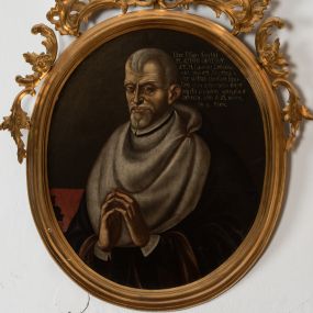 Zdjęcie nr 1: Obraz w kształcie owalu, w profilowanej ramie, zwieńczonej motywem rocaille'a. Na obrazie mężczyzna ukazany w trzech czwartych, do pasa, zwrócony w prawo, ubrany w togę z sobolowym, białym kołnierzem, z rękoma złożonymi w geście modlitwy. W prawej górnej części obrazu napis „Uera Effigies Serui Dei / M(agistri) ADAMI OPATOUŸ / S(anctae) Th(eologiae) D(octoris) Canonici Cath(edralis) Crac(oviensis) / mira abstine(n)tia Doctrina ac / vitae sa(n)ctitatae clarissimi. Eius / Ossa dum exhumaretur, instar/mijrha et violaru(m) spargebant / odorem. obiit A(nno) D(omini) 1647 / Die 9. (Novem)bris.”.