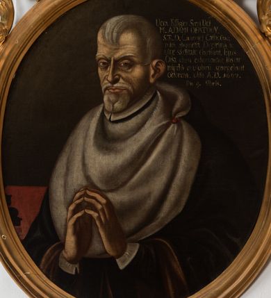 Zdjęcie nr 2: Obraz w kształcie owalu, w profilowanej ramie, zwieńczonej motywem rocaille'a. Na obrazie mężczyzna ukazany w trzech czwartych, do pasa, zwrócony w prawo, ubrany w togę z sobolowym, białym kołnierzem, z rękoma złożonymi w geście modlitwy. W prawej górnej części obrazu napis „Uera Effigies Serui Dei / M(agistri) ADAMI OPATOUŸ / S(anctae) Th(eologiae) D(octoris) Canonici Cath(edralis) Crac(oviensis) / mira abstine(n)tia Doctrina ac / vitae sa(n)ctitatae clarissimi. Eius / Ossa dum exhumaretur, instar/mijrha et violaru(m) spargebant / odorem. obiit A(nno) D(omini) 1647 / Die 9. (Novem)bris.”.
