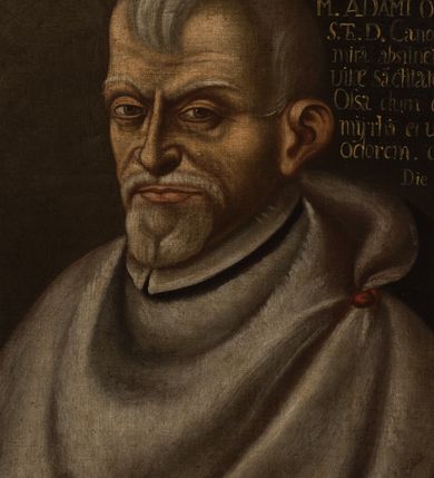 Zdjęcie nr 3: Obraz w kształcie owalu, w profilowanej ramie, zwieńczonej motywem rocaille'a. Na obrazie mężczyzna ukazany w trzech czwartych, do pasa, zwrócony w prawo, ubrany w togę z sobolowym, białym kołnierzem, z rękoma złożonymi w geście modlitwy. W prawej górnej części obrazu napis „Uera Effigies Serui Dei / M(agistri) ADAMI OPATOUŸ / S(anctae) Th(eologiae) D(octoris) Canonici Cath(edralis) Crac(oviensis) / mira abstine(n)tia Doctrina ac / vitae sa(n)ctitatae clarissimi. Eius / Ossa dum exhumaretur, instar/mijrha et violaru(m) spargebant / odorem. obiit A(nno) D(omini) 1647 / Die 9. (Novem)bris.”.