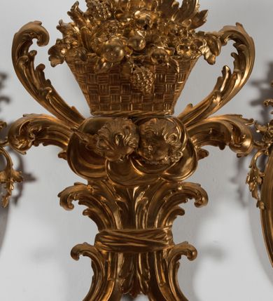 Zdjęcie nr 6: Obraz w kształcie owalu, w profilowanej ramie, zwieńczonej motywem rocaille&#039;ów. Na obrazie mężczyzna ubrany w białą komżę z koronkowymi mankietami, czerwony mucet i zielony płaszcz przewiązany czerwoną wstążką na prawym przedramieniu, z białymi befkami, z modlitewnikiem w ręku. W lewej górnej części obrazu napis „M(agister) ANDREAS / KRUPECKI / U(triusque) I(uris) D(octor) Can(onicus) Cath(edralis) / Crac(acoviensis) Uniu(erisitatis) Senior Pa/ter Eccl(lesiae) Coll(egiatae) S(antae) Annae / magnus Benefactor obiit / A(nno) 1725. Die 27 Aprilis.”. 