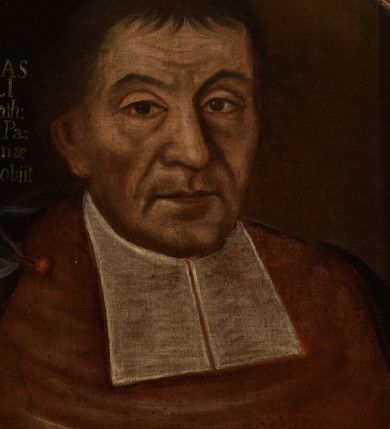 Zdjęcie nr 4: Obraz w kształcie owalu, w profilowanej ramie, zwieńczonej motywem rocaille&#039;ów. Na obrazie mężczyzna ubrany w białą komżę z koronkowymi mankietami, czerwony mucet i zielony płaszcz przewiązany czerwoną wstążką na prawym przedramieniu, z białymi befkami, z modlitewnikiem w ręku. W lewej górnej części obrazu napis „M(agister) ANDREAS / KRUPECKI / U(triusque) I(uris) D(octor) Can(onicus) Cath(edralis) / Crac(acoviensis) Uniu(erisitatis) Senior Pa/ter Eccl(lesiae) Coll(egiatae) S(antae) Annae / magnus Benefactor obiit / A(nno) 1725. Die 27 Aprilis.”. 