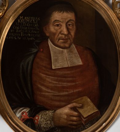 Zdjęcie nr 2: Obraz w kształcie owalu, w profilowanej ramie, zwieńczonej motywem rocaille'ów. Na obrazie mężczyzna ubrany w białą komżę z koronkowymi mankietami, czerwony mucet i zielony płaszcz przewiązany czerwoną wstążką na prawym przedramieniu, z białymi befkami, z modlitewnikiem w ręku. W lewej górnej części obrazu napis „M(agister) ANDREAS / KRUPECKI / U(triusque) I(uris) D(octor) Can(onicus) Cath(edralis) / Crac(acoviensis) Uniu(erisitatis) Senior Pa/ter Eccl(lesiae) Coll(egiatae) S(antae) Annae / magnus Benefactor obiit / A(nno) 1725. Die 27 Aprilis.”. 