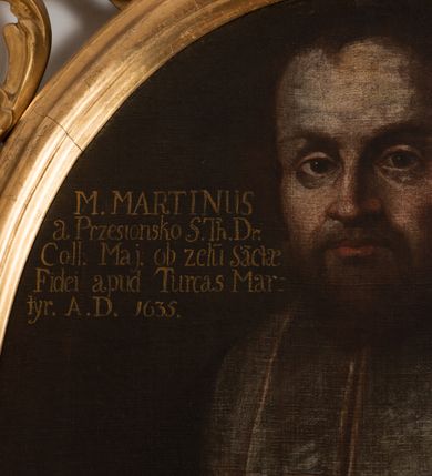 Zdjęcie nr 4: Obraz w kształcie stojącego owalu, w drewnianej, profilowanej, złoconej ramie zdobionej motywem rocaille’ów. Mężczyzna ukazany do pasa, niemal frontalnie, ubrany w togę, z białymi befkami i białą, owalną załogą (pelerynką), z księgą w prawej i palmą męczeńską w lewej dłoni. Twarz starszego mężczyzny, o szerokim nosie, z szeroko otwartymi oczami, wysokim czołem i krótką brodą. W lewym górnym rogu napis „M(agister) MARTINUS / a Przesionsko S(anctae) Th(eologiae) D(octo)r / Coll(egii) Maj(oris) ob zelu(m) Sa(nc)tae / Fidei apud Turcas Mar/tyr. A(nno) D(omini) 1635.”
